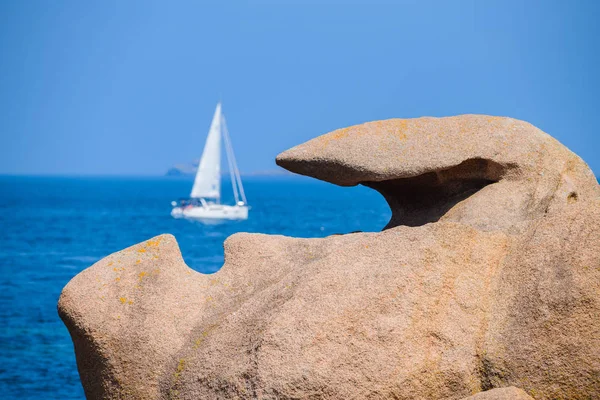 Seascape with huge pink granite boulders and a yacht near Pluman — Stock Photo, Image