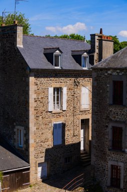 Dinan pitoresk Breton kasabasının sokak skeçler. Brittan