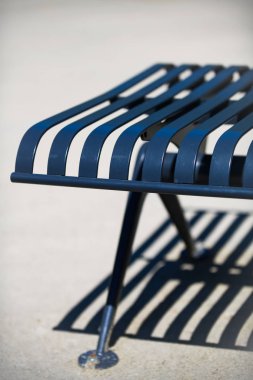 Dinan kasabasında metal bir bankın parçası. Sanat fotoğrafı