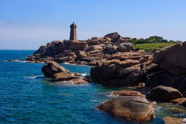 Büyük pembe granit kayalar ve P yakınlarındaki bir deniz feneri ile Seascape