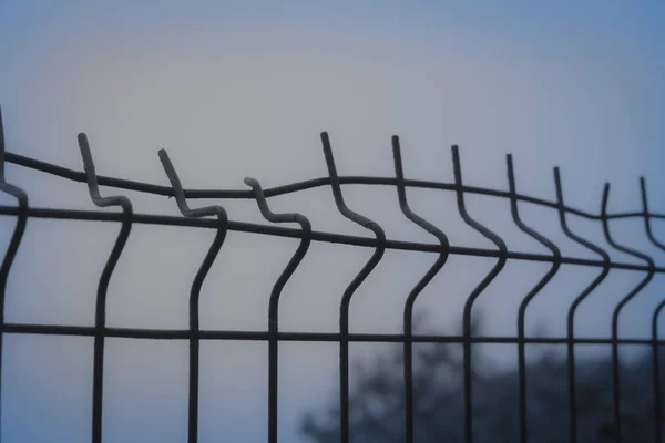 Nebbia nella città di Perros-Guirec. Stile vintage. Bretagna . — Foto Stock