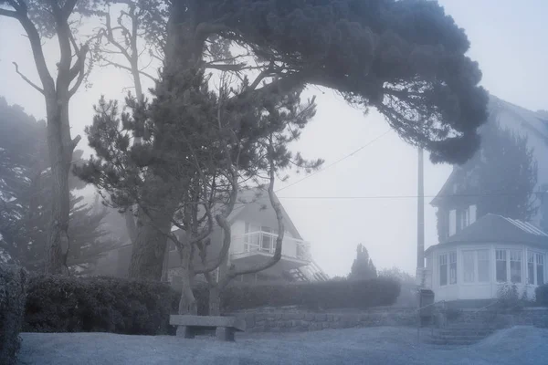 Nebbia nella città di Perros-Guirec. Stile vintage. Bretagna . — Foto Stock