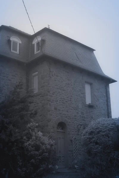 Nehéz köd a város Perros-Guirec. Vintage stílusban. Bretagne. — Stock Fotó