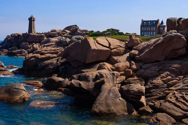 Seascape with huge pink granite boulders and a lighthouse near P — Stock Photo, Image