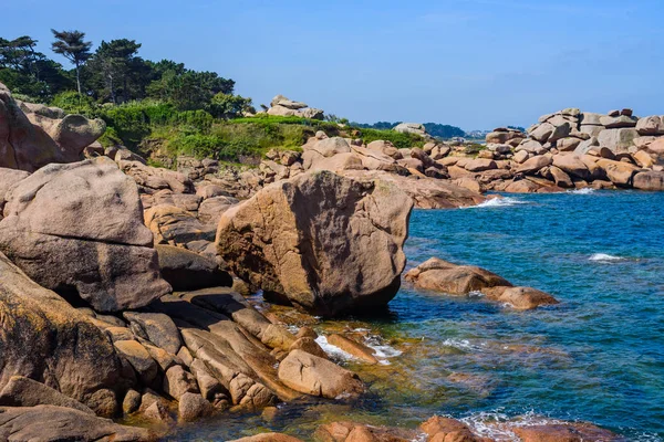 Paysage marin avec d'énormes blocs de granit rose près de Plumanach. Le cacao — Photo