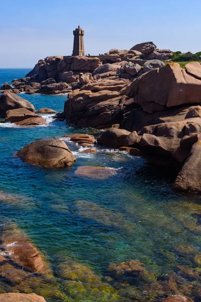 Seascape with huge pink granite boulders and a lighthouse near P — Stock Photo, Image