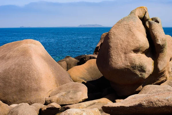 Paisaje marino con enormes rocas de granito rosa cerca de Plumanach. El cacao — Foto de Stock