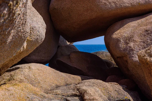 Seascape com enormes pedras de granito rosa perto de Plumanach. O cacau — Fotografia de Stock