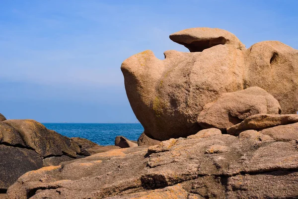 Paisaje marino con enormes rocas de granito rosa cerca de Plumanach. El cacao — Foto de Stock