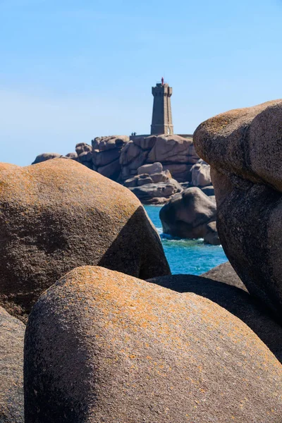 Paisaje marino con enormes rocas de granito rosa y un faro cerca de P — Foto de Stock