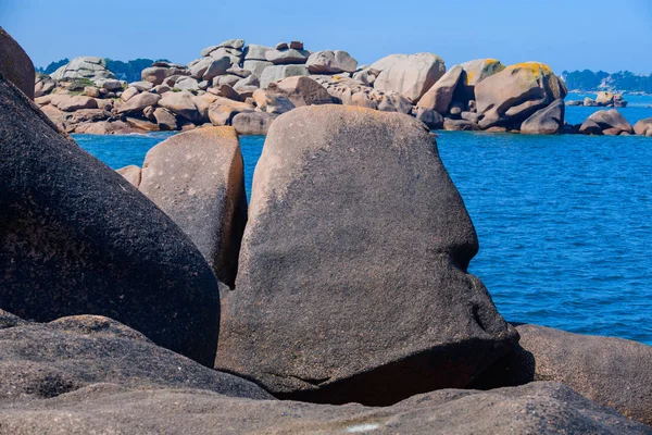 Seascape with huge pink granite boulders near Plumanach. The coa — Stock Photo, Image