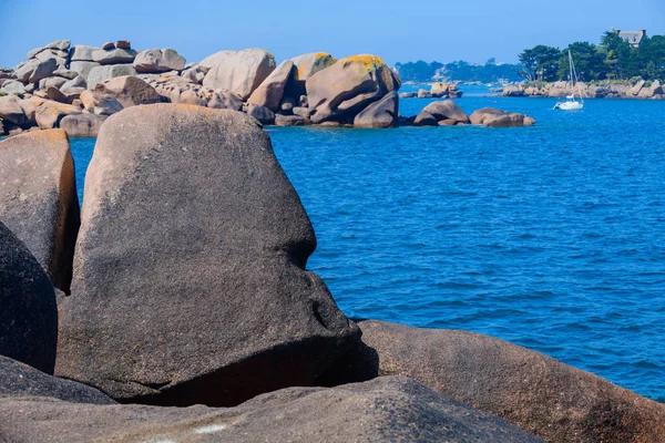 Paysage marin avec d'énormes blocs de granit rose près de Plumanach. Le cacao — Photo