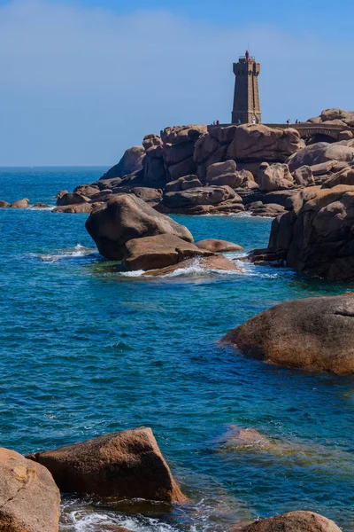 Seascape with huge pink granite boulders and a lighthouse near P — Stock Photo, Image