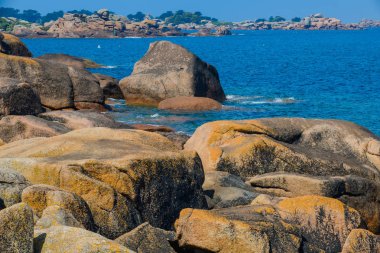 Plumanach yakınlarındaki büyük pembe granit kayalar ile Seascape. Coa