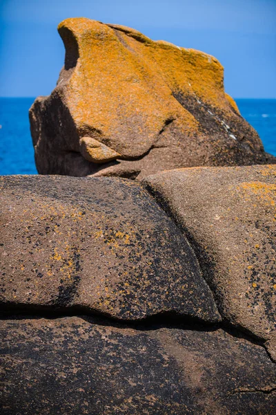 Paisaje marino con enormes rocas de granito rosa cerca de Plumanach. El cacao — Foto de Stock