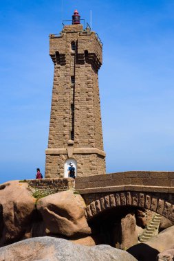 Büyük pembe granit kayalar ve P yakınlarındaki bir deniz feneri ile Seascape