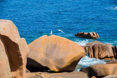 Plumanach yakınlarındaki büyük pembe granit kayalar ile Seascape. Coa