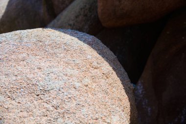 Plumanach yakınlarında granit pembe kayalar. Pembe Granit sahili 