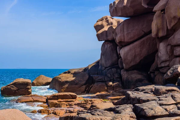 Meereslandschaft mit riesigen rosafarbenen Granitfelsen bei Plumanach. der Kakao — Stockfoto