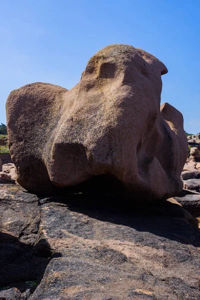 Graniet roze rotsblokken in de buurt van Plumanach. De kust van roze graniet — Stockfoto