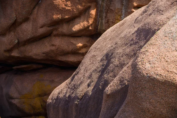 Rochers roses granit près de Plumanach. La côte de granit rose — Photo