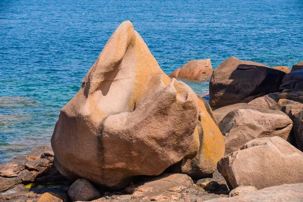 Paisaje marino con enormes rocas de granito rosa cerca de Plumanach. El cacao — Foto de Stock