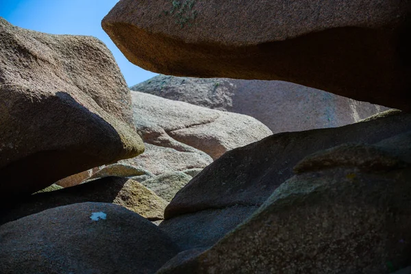 Rochers roses granit près de Plumanach. La côte de granit rose — Photo