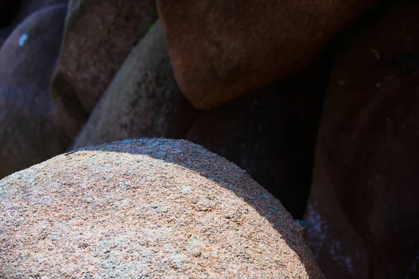 Granitrosa Felsbrocken bei Plumanach. die Küste aus rosa Granit — Stockfoto