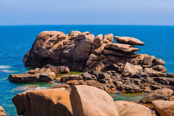 Seascape com enormes pedras de granito rosa perto de Plumanach. O cacau — Fotografia de Stock