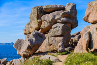 Plumanach yakınlarındaki büyük pembe granit kayalar ile Seascape. Coa