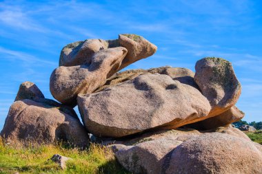 Plumanach yakınlarında granit pembe kayalar. Pembe Granit sahili 