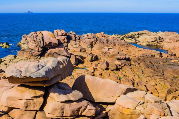 Seascape med stora rosa granit stenblock nära plumanach. Äkthetsbeviset — Stockfoto