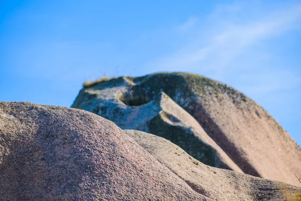 Granit rosa stenblock nära Plumanach. Kusten av rosa granit — Stockfoto