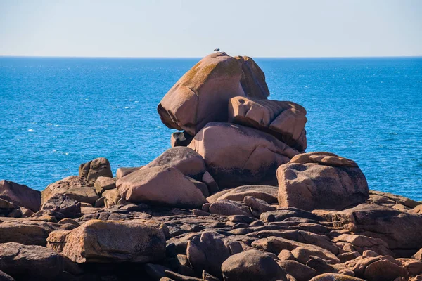 Paisaje marino con enormes rocas de granito rosa cerca de Plumanach. El cacao — Foto de Stock