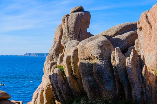 Seascape z ogromnymi różowymi głazów granitu w pobliżu Plumanach. Certyfikat autentyczności — Zdjęcie stockowe