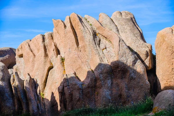 Plumanach yakınlarında granit pembe kayalar. Pembe Granit sahili 