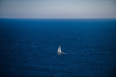 Brittany açıklarında Atlantik Okyanusu'nda yalnız bir yat. ﬁ