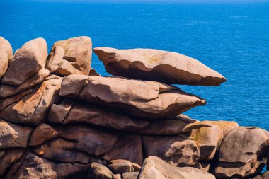 Plumanach yakınlarındaki büyük pembe granit kayalar ile Seascape. Coa