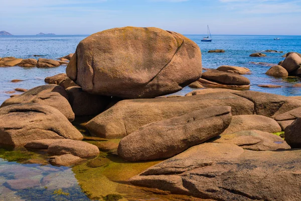 Paisaje marino con enormes rocas de granito rosa cerca de Plumanach. El cacao — Foto de Stock