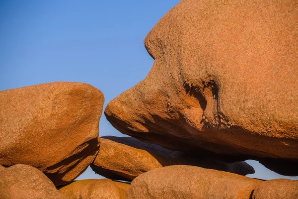 Granite pink boulders near Plumanach. The coast of Pink Granite — Stock Photo, Image