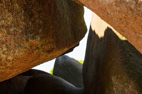 Rochers roses granit près de Plumanach. La côte de granit rose — Photo