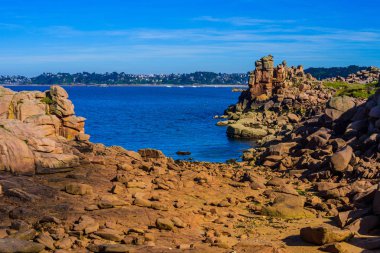 Plumanach yakınlarındaki büyük pembe granit kayalar ile Seascape. Coa