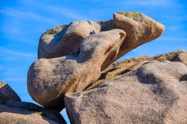 Plumanach yakınlarında granit pembe kayalar. Pembe Granit sahili 