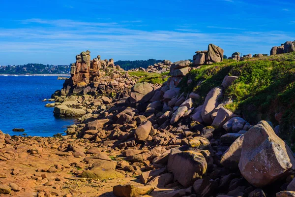 Seascape with huge pink granite boulders near Plumanach. The coa — Stock Photo, Image