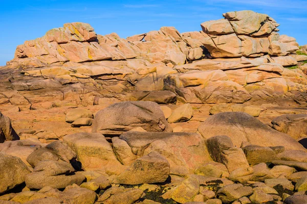 Pedras cor-de-rosa de granito perto de Plumanach. A costa do granito rosa — Fotografia de Stock