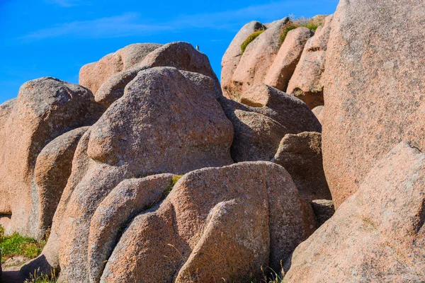 Rochers roses granit près de Plumanach. La côte de granit rose — Photo