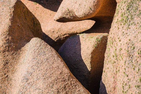 Pedras cor-de-rosa de granito perto de Plumanach. A costa do granito rosa — Fotografia de Stock