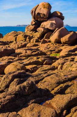 Plumanach yakınlarında granit pembe kayalar. Pembe Granit sahili 