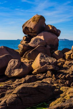Plumanach yakınlarında granit pembe kayalar. Pembe Granit kıyıları Brittany eşsiz bir yerdir. Fransa