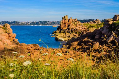 Plumanach yakınlarında granit pembe kayalar. Pembe Granit sahili 